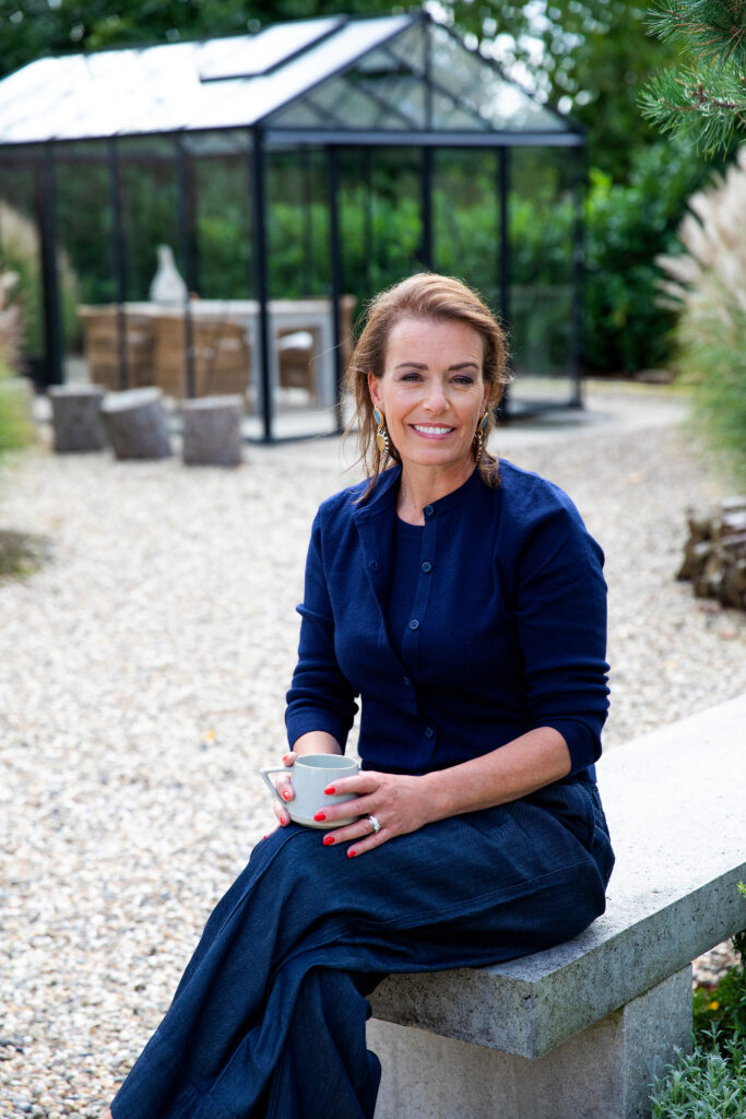 Portret van relatietherapeut Sharon Overweg buiten